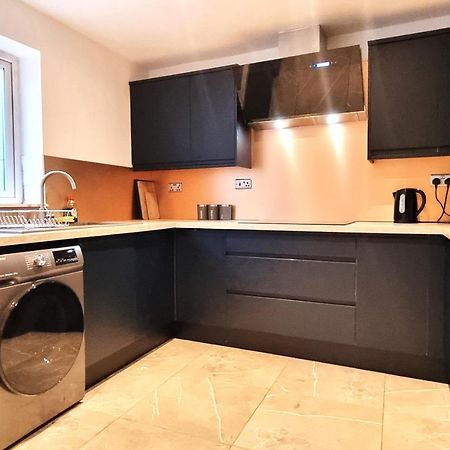 Spacious 6 Bedroom House, 4 Bathrooms, Central, 2 Parking Spaces Swindon Extérieur photo