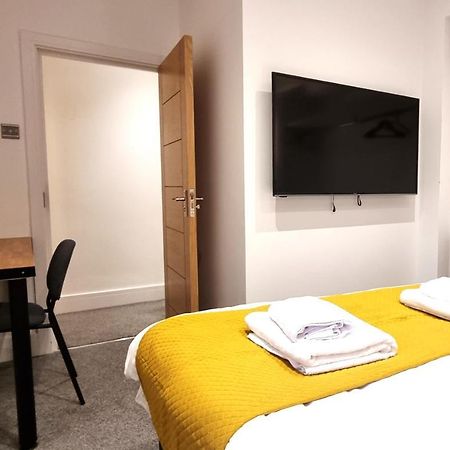 Spacious 6 Bedroom House, 4 Bathrooms, Central, 2 Parking Spaces Swindon Extérieur photo