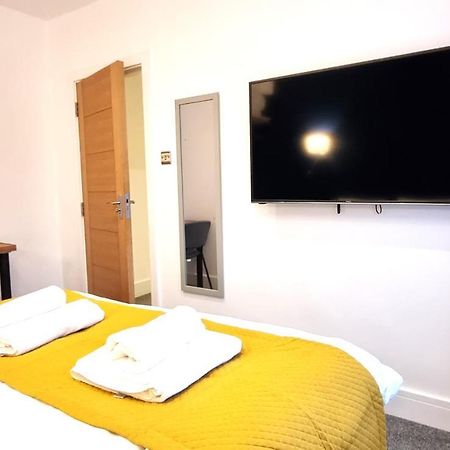 Spacious 6 Bedroom House, 4 Bathrooms, Central, 2 Parking Spaces Swindon Extérieur photo