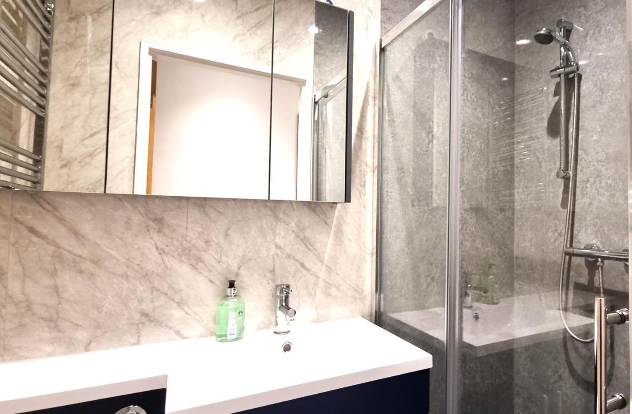 Spacious 6 Bedroom House, 4 Bathrooms, Central, 2 Parking Spaces Swindon Extérieur photo