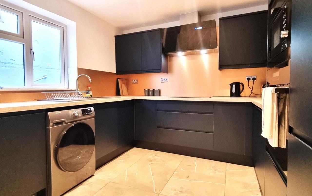 Spacious 6 Bedroom House, 4 Bathrooms, Central, 2 Parking Spaces Swindon Extérieur photo