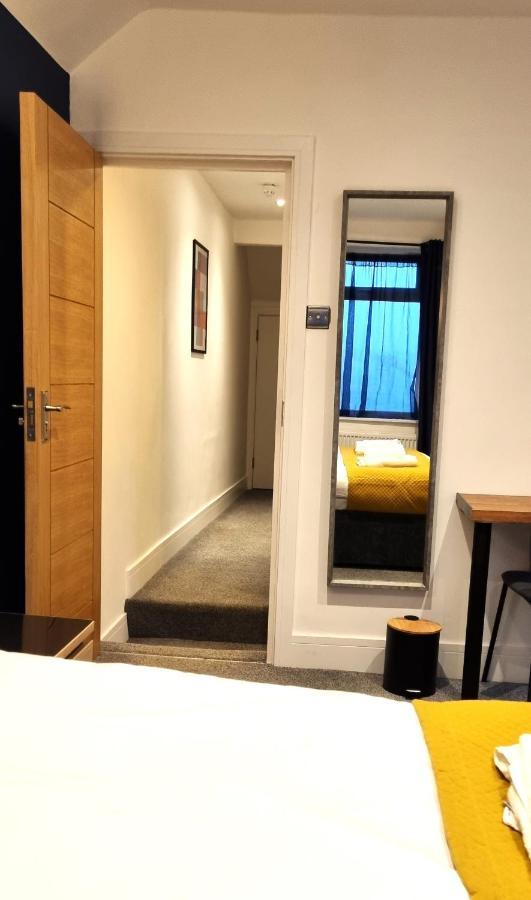Spacious 6 Bedroom House, 4 Bathrooms, Central, 2 Parking Spaces Swindon Extérieur photo