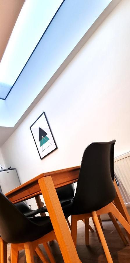 Spacious 6 Bedroom House, 4 Bathrooms, Central, 2 Parking Spaces Swindon Extérieur photo
