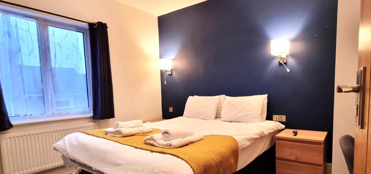 Spacious 6 Bedroom House, 4 Bathrooms, Central, 2 Parking Spaces Swindon Extérieur photo