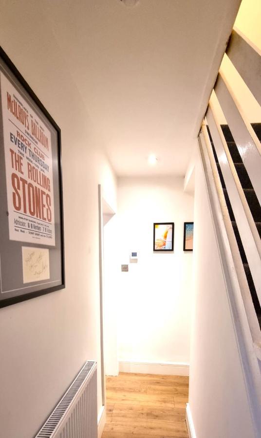 Spacious 6 Bedroom House, 4 Bathrooms, Central, 2 Parking Spaces Swindon Extérieur photo