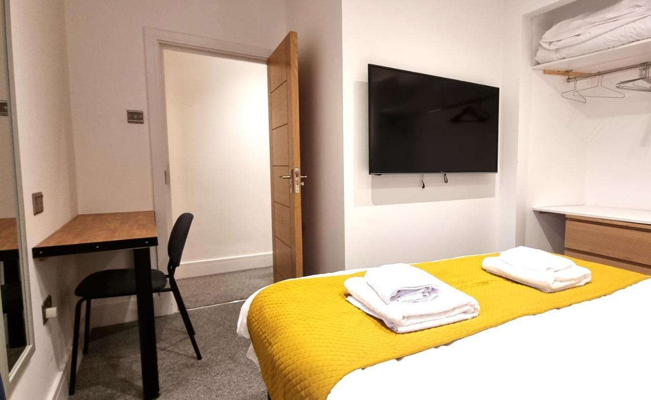 Spacious 6 Bedroom House, 4 Bathrooms, Central, 2 Parking Spaces Swindon Extérieur photo