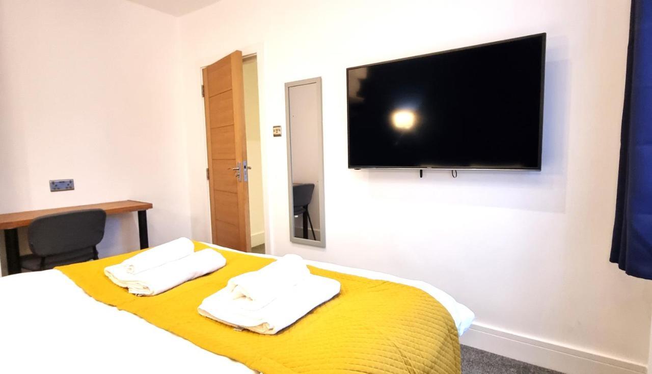 Spacious 6 Bedroom House, 4 Bathrooms, Central, 2 Parking Spaces Swindon Extérieur photo