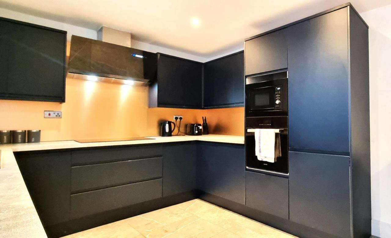 Spacious 6 Bedroom House, 4 Bathrooms, Central, 2 Parking Spaces Swindon Extérieur photo