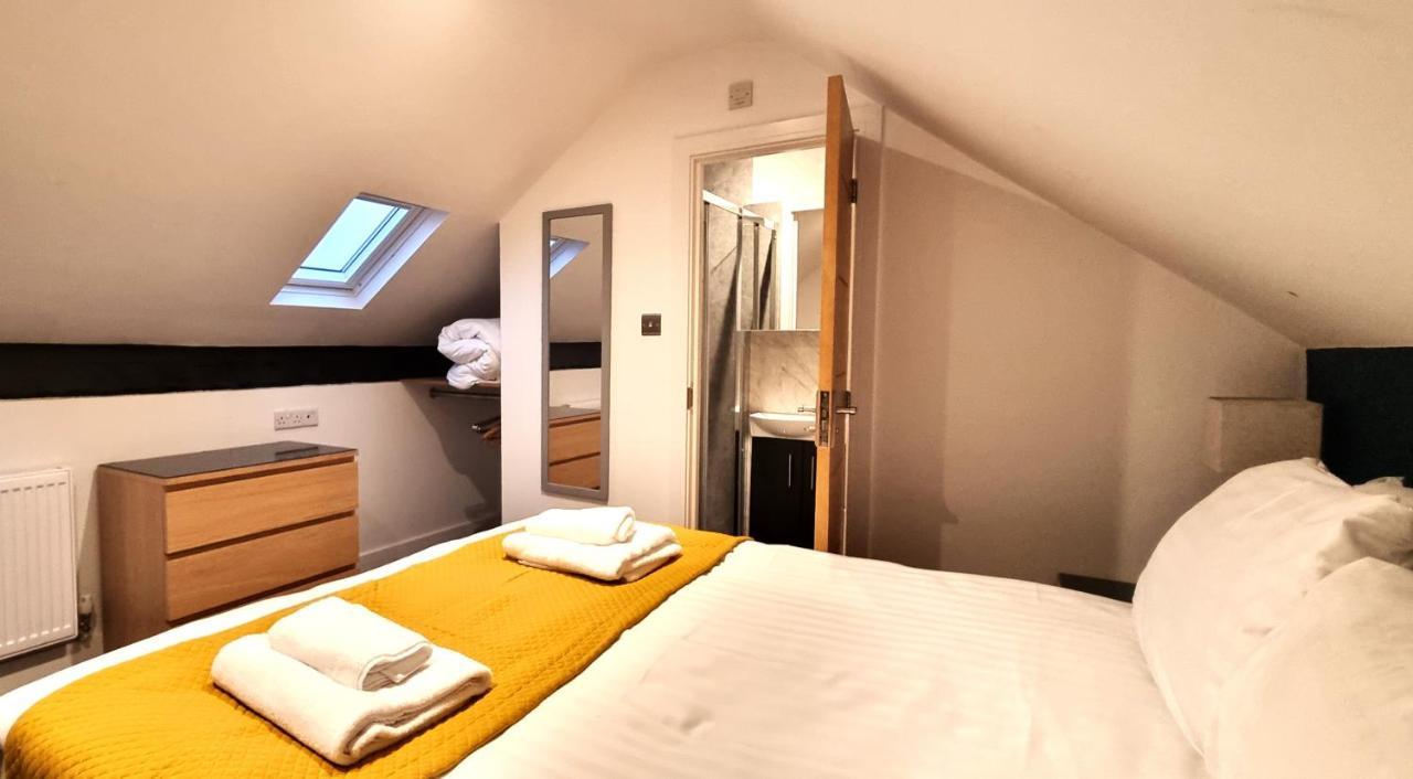 Spacious 6 Bedroom House, 4 Bathrooms, Central, 2 Parking Spaces Swindon Extérieur photo
